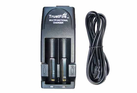 CARICABATTERIE PER BATTERIE RICARICABILI Li-ion TRUSTFIRE (CBA6) CARICABATTERIE PER BATTERIE RICARICABILI Li-ion TRUSTFIRE (CBA6)