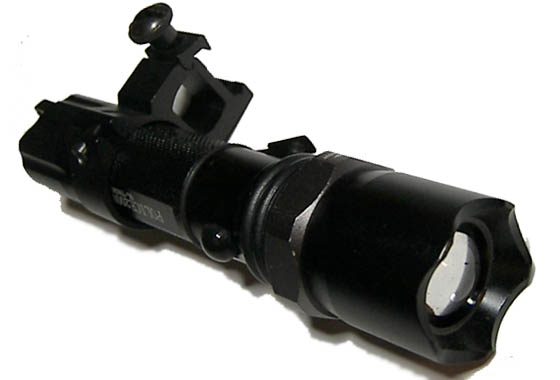 Torcia Tattica Ricaricabile alta emissione con Zoom Torcia Tattica Ricaricabile alta emissione con Zoom